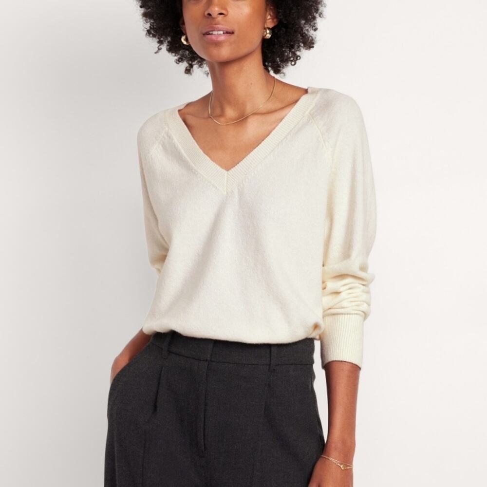 Old Navy Creme SoSoft Loose V Neck
Sweater - Picture 6 of 15